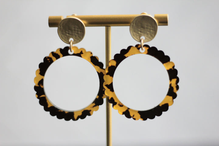 The Reese - Acrylic Scalloped Circle Stud Earrings